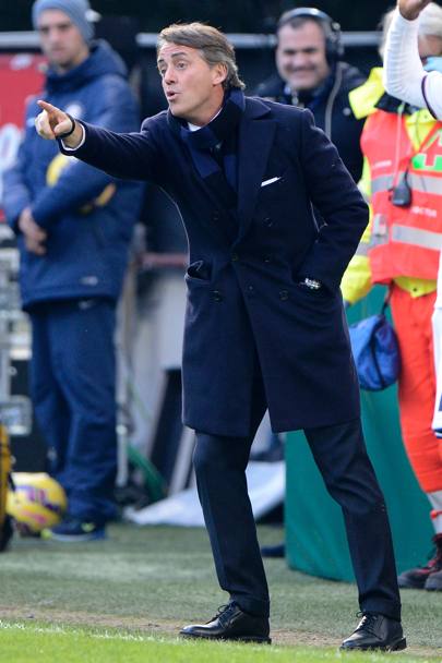 Roberto Mancini allo stadio Meazza, durante il secondo tempo di di Inter-Genoa, viene colpito involontariamente dal difensore dell&#39;Inter Andreolli con una pallonata in pieno volto (OLYCOM)